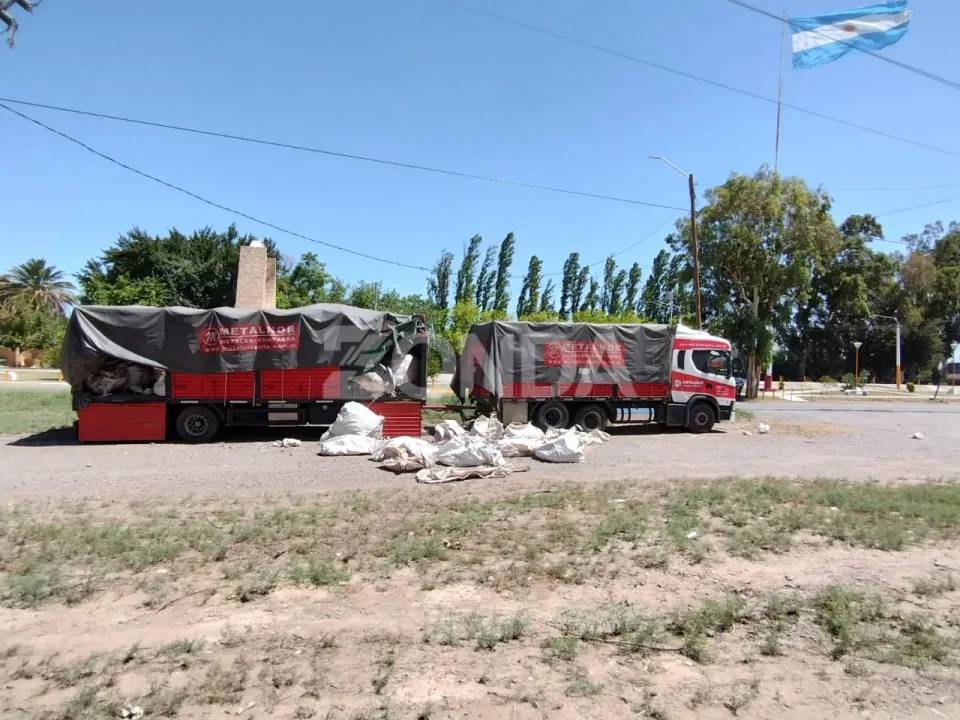 Detienen a conductor de camión con material valioso en Ruta 20