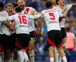 "Un minuto de silencio.., para" el canto de los jugadores de River