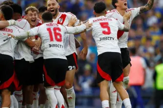 "Un minuto de silencio.., para" el canto de los jugadores de River