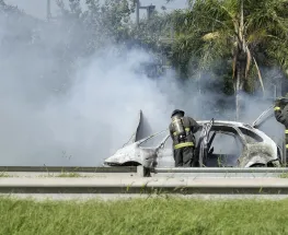 Se incendia un auto y los bomberos logran sofocar las llamas