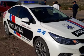 Roba una puerta reja en una casa y se esconde en otra