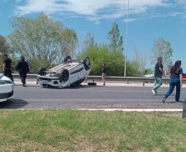 Un choque y un vuelco en la avenida de Circunvalación