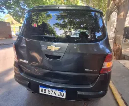 No vio a un auto que estaba saliendo del estacionamiento y la chocaron