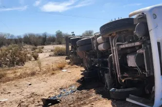 Identifican al camionero que volcó y murió en Bermejo