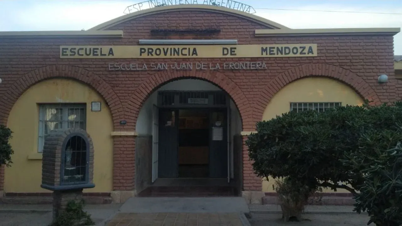 Un votante poeta sorprende a todos en una escuela de Rivadavia