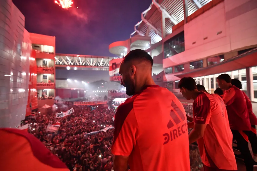 River hinchas con el banderazo 1.jfif