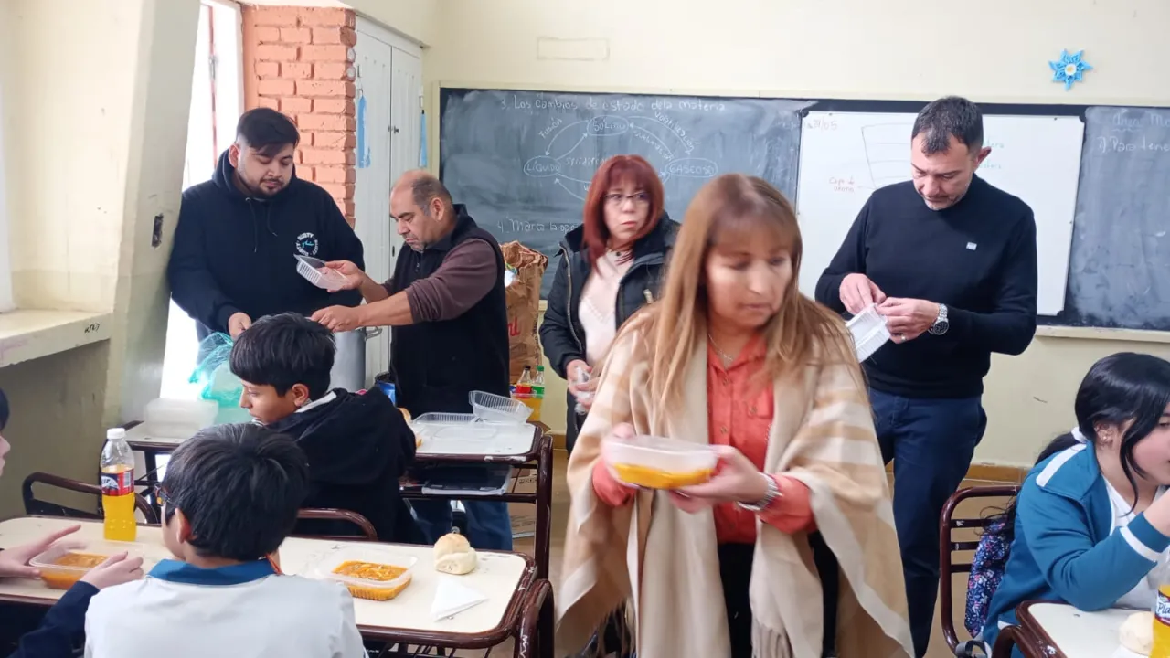 Locro en la escuela.jpeg