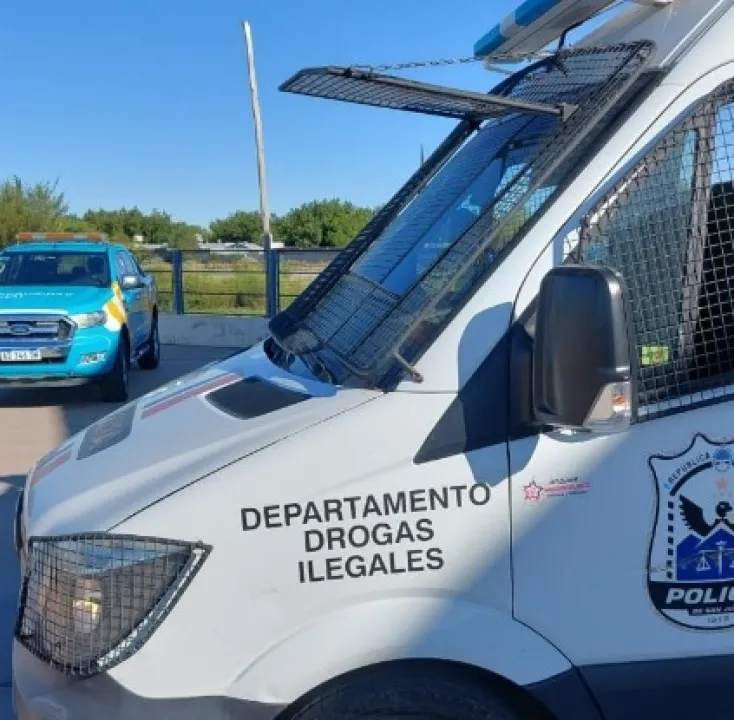 Buscan drogas con un perro policía